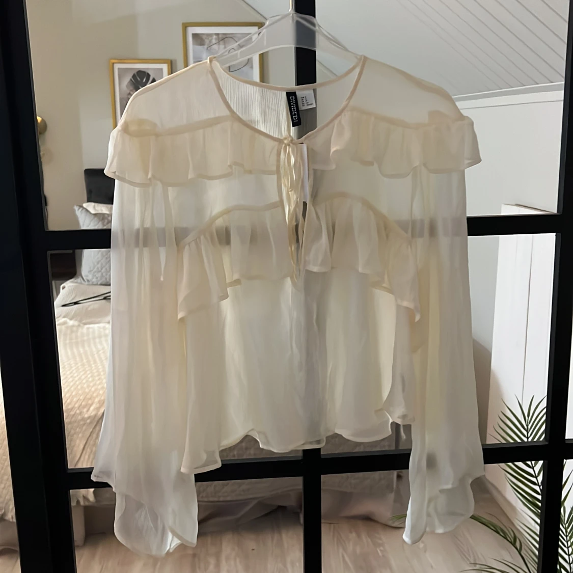 Vit volangblus från H&M Divided