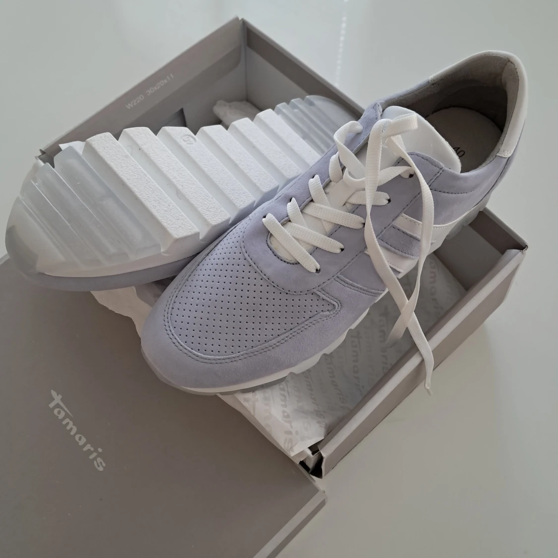 Ljuslila sneakers från Tamaris - 1