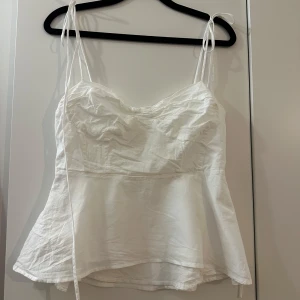 Vit linnetopp - Säljer denna supersöta linnetoppen då jag tyvärr inte kan ha den. Aldrig använd. Storlek M men skulle säga att den är liten i storleken. 
