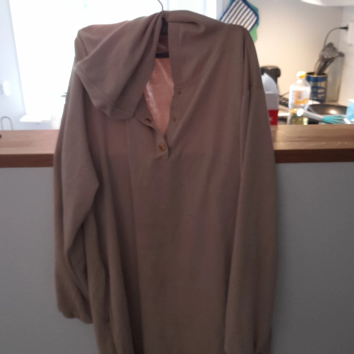 Beige hoodie från Stories med knappar