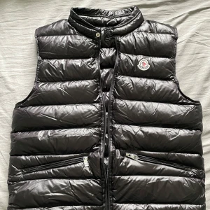 Svart Moncler Gui väst - Svart Gui väst moncler, provade men passade inte mig, storlek L men passar säkert M också, bara att skriva vid funderingar