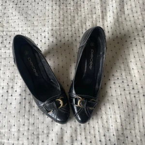 Vintage klackar med buckle  - Vintage klackar med fina sömmar och en buckle, storlek 39! Har lite defekter men där av priset❤️perfekt till hösten! 