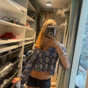 Blåvit avklippt tröja  - Jätte fin tröja med Blåvitt mönster, har dock klippt av den vid magen och gjort ett litet jack vid kragen för att göra den lite mer ”v ringad”. Inte helt jämn avklippning vid magen eller kragen men tycker inte att de märks så mycket. 💕Köpt på second hand.