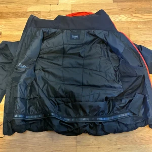 Everest vinterjacka - Denna vinterjackan säljer jag pågrund av att den bara ligger i garderoben, det är en riktigt bra jacka för dig som gillar att åka skidor i kalla väder eller bara vill ha en varm, vind och vattentät jacka. Enda felet på den är att den högra framfickan är trasig men går nog att laga. Jackan är supersmidig med massa fickor och en avtagbar luva. Inköpspris: 1500kr