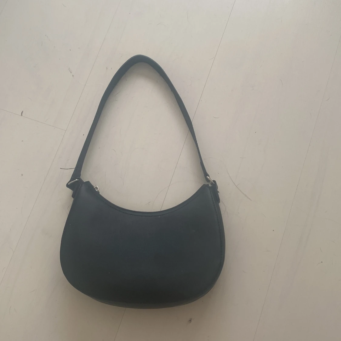 Svart axelväska i skinnlook