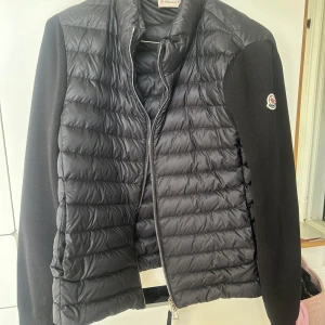 Svart moncler cardigan  - Snygg svart cardigan från Moncler i jättebra skick. Skriv för bild på äkthetsbevis och kvitto. I storlek M men skulle säga att den passar xs/s.