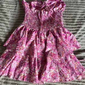 Rosa klänning från shien - Jätte söt rosa klänning från shien i storlek 34 tror jag! Säljer då den bara ligger i min garderob. Använt max 2 gånger. Skriv privat ifall ni har fler frågor eller vill ha mer bilder🩷