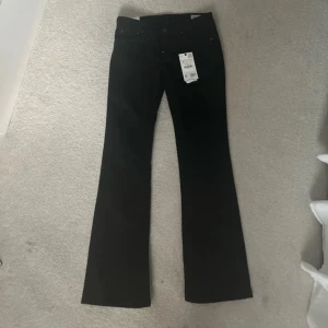 Zara jeans - Låga bootcut jeans från zara, storlek 36. Slutsålda aldrig använda med prislappen kvar!