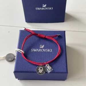 Swarovski armband - Tja! Säljer nu detta extremt fina swarovski armbandet! Armbandet har ett nypris på 1699 (kvitto finns)armbandet är helt nytt med tags mm på, armbandet är justerbart och passar alla! Skriv vid frågor eller bilder, vid snabb affär=bättre pris