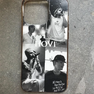 HOV1 mobilskal - hov1 mobilskal, designat själv. Köpt för 400kr. Gummi material och använt i typ en månad💞 ge gärna prisförslag om ni vill köpa