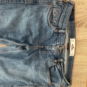 Lågmidjade flare jeans från hollister  - Säljer dessa lågmidjade jeansen ifrån hollister. Modellen är socal stretch, så Jensen är väldigt stretchiga material! Jensen är i storlek w27 L31. Midjemåttet är ungefär 38 cm, och innerbens längden är 74 cm. Jensen är i ett mycket bra skick!!💘💘