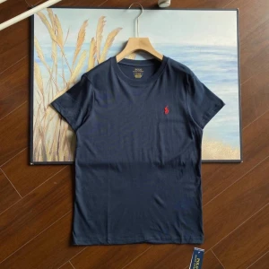 Ralph Lauren T-Shirt - Blå Ralph Lauren T-shirt - Storlek S Snygg och stilren t-shirt från Ralph Lauren i färgen blå. Klassisk passform och skönt material. Helt ny och oanvänd!