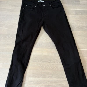 Svarta jeans från Zara - Stilrena svarta jeans från Zara med en vanlig regular/slim fit passform. Passar till alla möjliga tillfällen! 