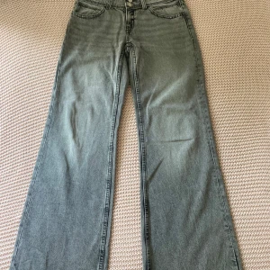 Grå wide jeans från Gina Tricot - Gråa jeans från Gina Tricot i storlek 164. Modellen är wide med raka, vida ben och klassisk femficksdesign. Jeansen har en snygg tvättad look och är tillverkade i jeansmaterial med normal passform. Perfekta för en avslappnad och trendig stil, bara andvänt dem en gång💞