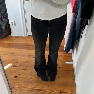 Svarta bootcut jeans  - Snygga svarta jeans från Kappahl med bootcut passform och en mjuk känsla. Jeansen har klassisk femficksdesign, dragkedja och knapp framtill. Tillverkade i jeansmaterial med en mörk tvätt som ger en cool vibe. - Priset är inte hugget i sten!💗