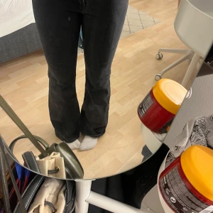 Svarta bootcut jeans från Divided - Säljer ett par svarta bootcut jeans från Divided by H&M i storlek 36. Jeansen har klassisk femficksdesign, låg midja. Andvända 2 gånger