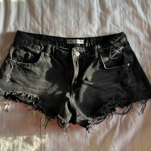 Lågmidjade shorts  - Lågmidjade jeans shorts med snygga slitnings detaljer  