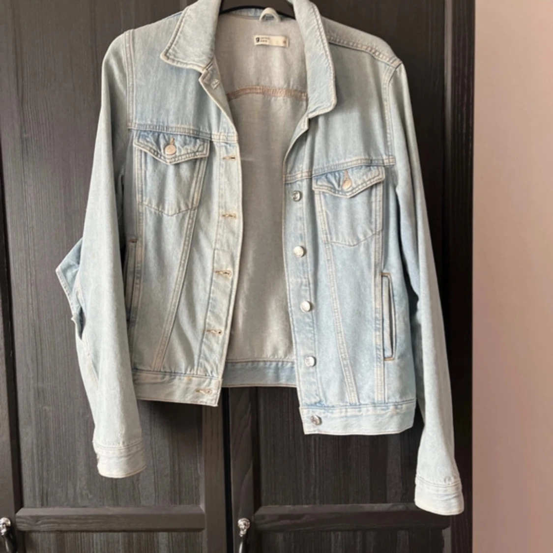 Ljusblå jeansjacka med volangdetalj