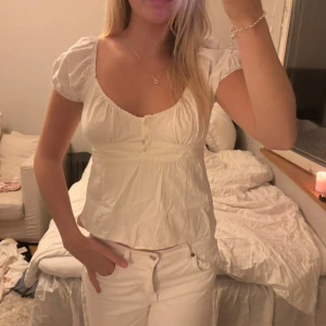 Topp  - U-ringad söt vit topp med knappar