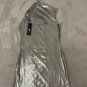 Silvrig asymmetrisk klänning NA-KD - Snygg silvrig kortklänning från Fashion Nova  