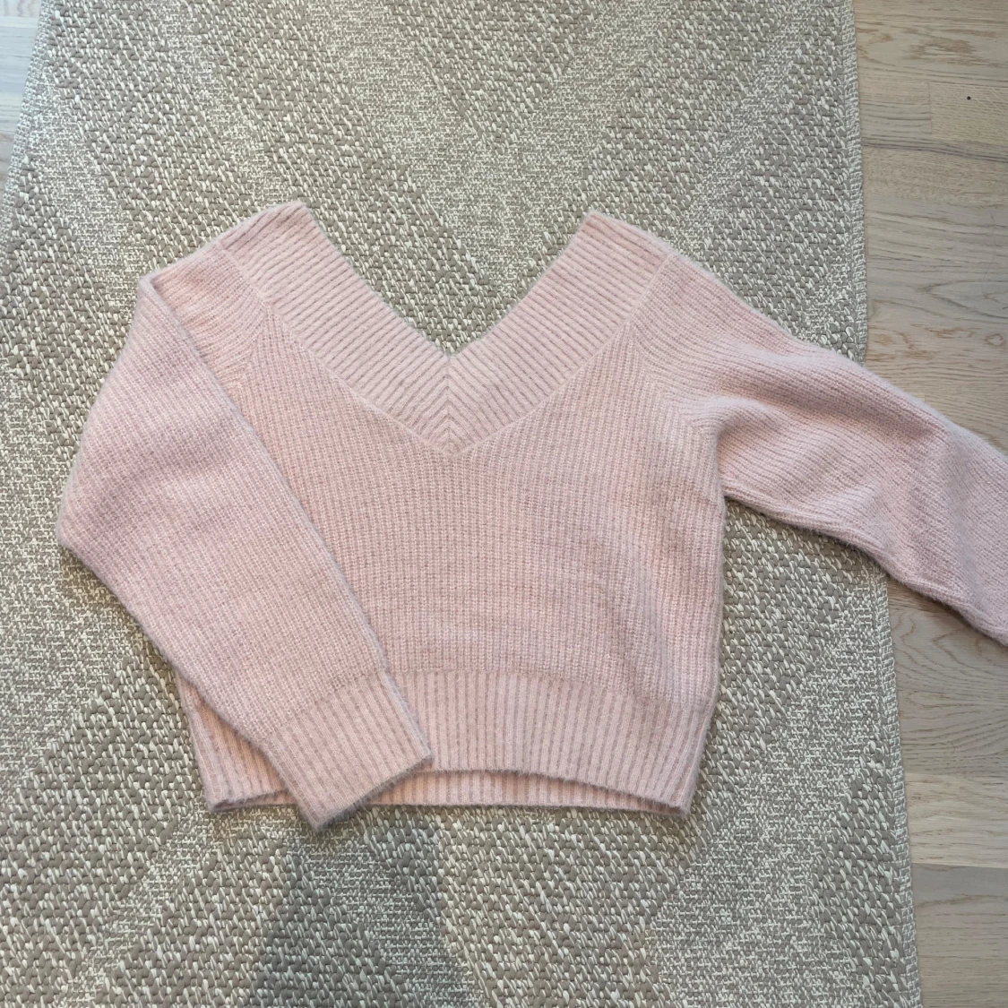 Ljusrosa stickad v-ringad tröja - 2