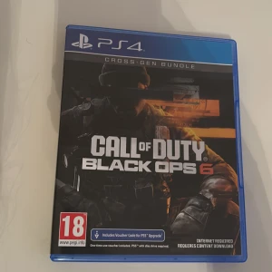 Call of Duty: Black Ops 6 - Upplev intensiva strider och spännande multiplayer-lägen i Call of Duty: Black Ops 6 till PS4! Perfekt för dig som gillar action, kampanjer och zombies. Spelet är PEGI 18 och kräver internetanslutning.