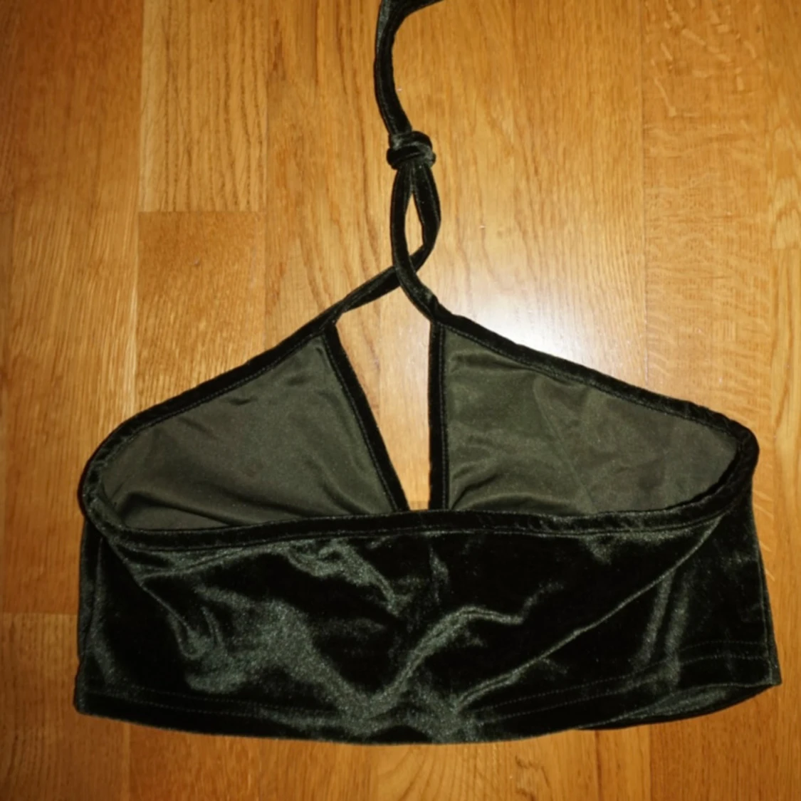 Mörkgrön sammetstopp med ringdetalj - 1