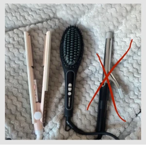 Värmeborste locktång plattång  - Bild på tre hårstylingverktyg: en rosa plattång, en svart värmeborste och en svart locktång med silverdetaljer. Perfekt för att skapa olika frisyrer hemma. Två kvar