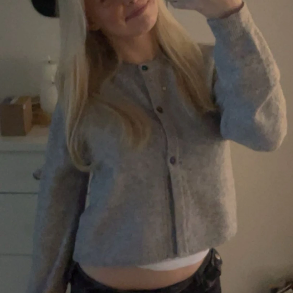 Grå kofta med knappar