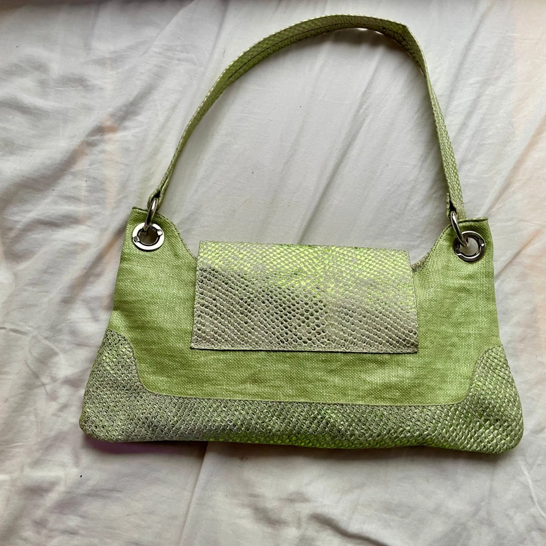 Grön axelväska med ormskinnsdetaljer - 1