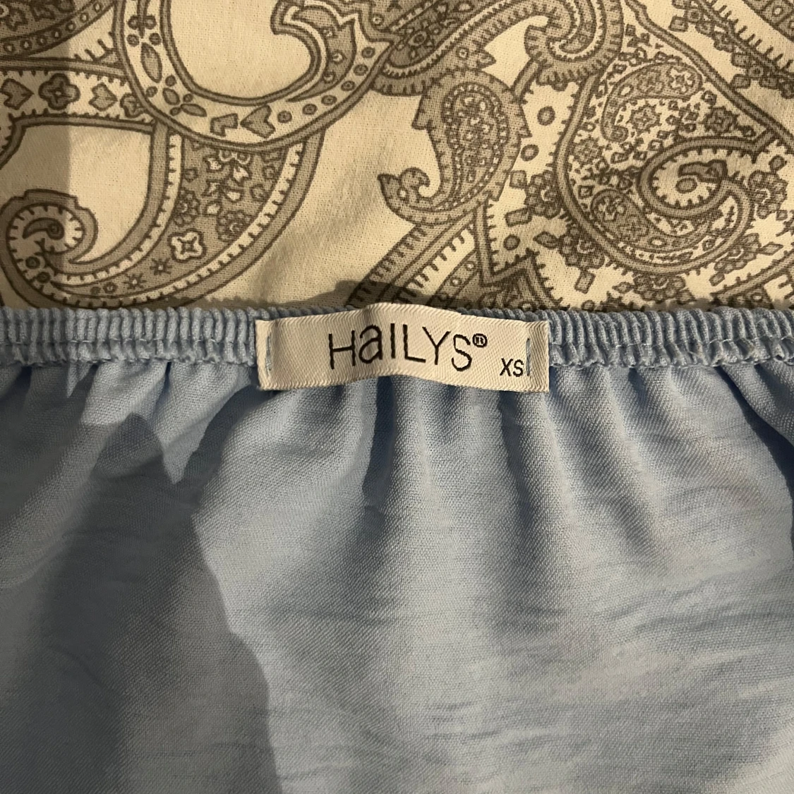 Ljusblå offshoulder blus från Hailys (affär i Grebbestad) - 2