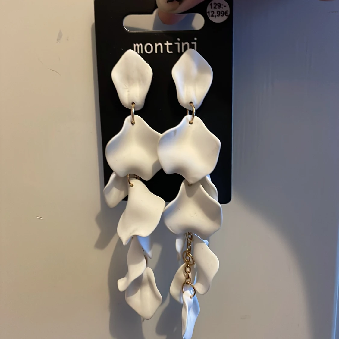 Vita örhängen från Montini