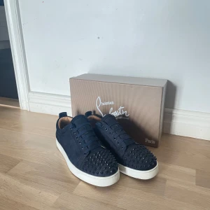  Christian Louboutin  - Säljer mina sjukt feta loubs som jag köpt här på plick, skicket är 9/10 och hör av dig vid minsta fråga eller fundering.  Ge prisförslag eftersom priset ej är hugget i sten.
