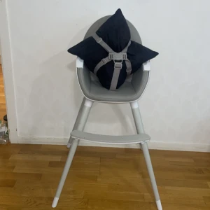 Barn stol  - Den kan hålla up till 20 kg. Jätte bra. Har blivit använd i en bra tag. Vi köpte den för 450 kr för närtan ett år sen. Parfekt till barn som är mellan 24-60 månader. 