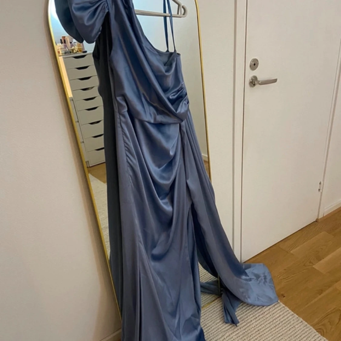 Blå långklänning med drapering