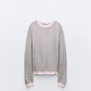 stickad tröja från Zara - Jätteskön ljusgrå stickad tröja från Zara med ljusrosa ribbade detaljer vid halsringning, ärmslut och nederkant. 