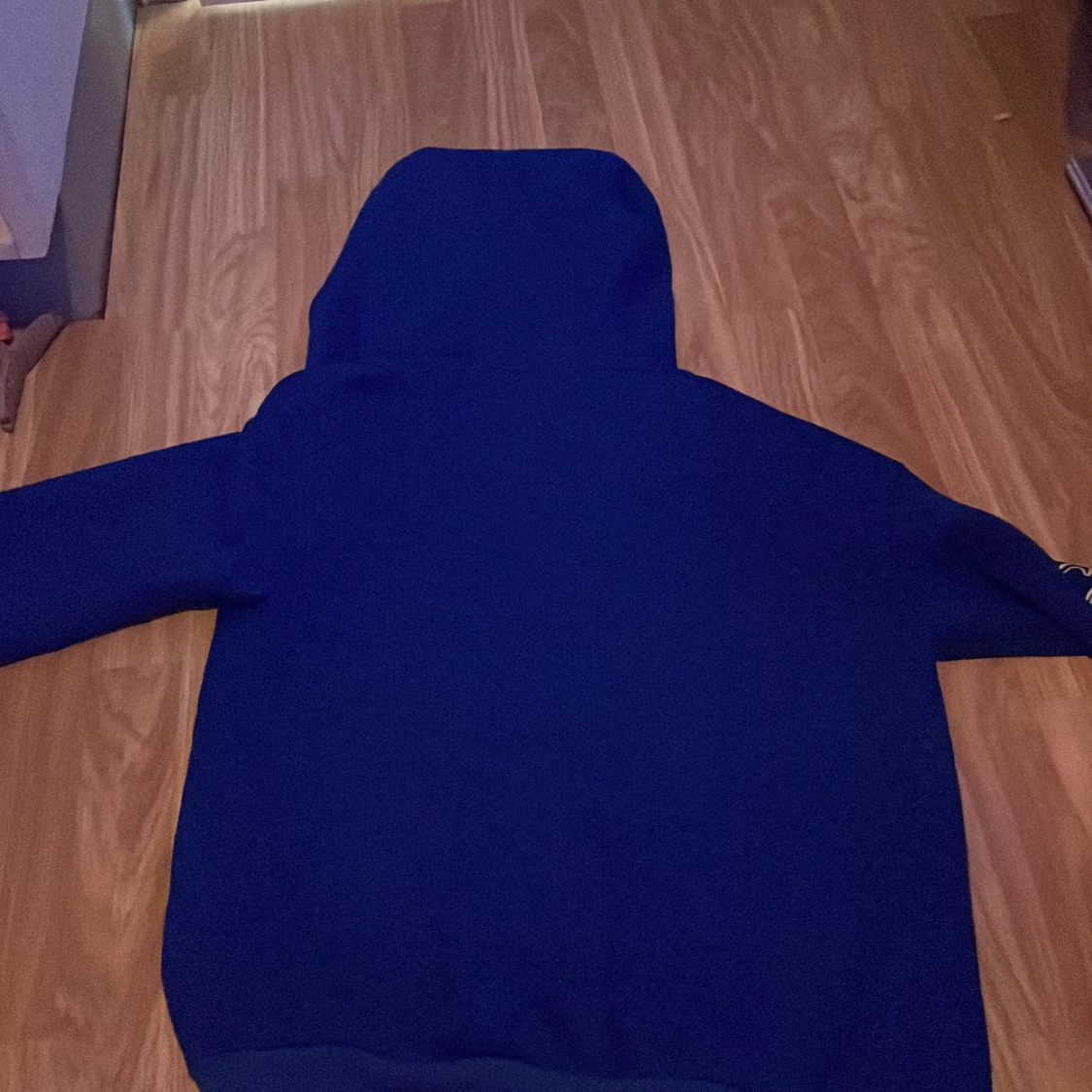 Blå hoodie med fjärilstryck från SHEIN - 1