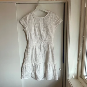Vitklänning med öppen rygg - Söt klänning med öppen rygg från bubbelroom i storlek 36/S/Xs. Skicket är toppen och lovar att klänningen inte ser lika skrynklig och konstig ut när den är strykt 😄🩷