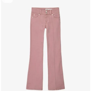 Ljusrosa bootcut jeans - As snygga Bootcut jeans i ljusrosa med låg midja 💕 säljer på grund av att de inte passa. Fråga för fler bilder om behövs