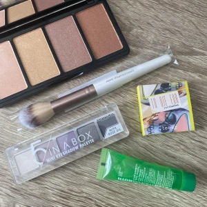Sminkpaket med highlighter & ögonskuggor - ✨Säljer ett smink-kit med en highlighterpalett i guldiga och bronsiga toner, Catrice 5 in a Box ögonskuggspalett i kalla lila och grå nyanser, och Glow On The Go singelögonskugga i en skimrande nyans samt en fluffig sminkborste i vitt och roséguld. Man får allt på bilden för priset!🫶🏼