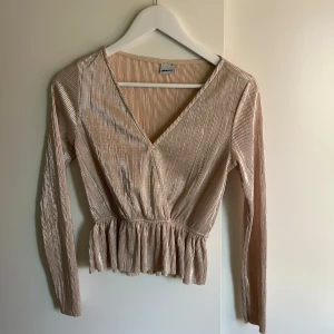 Guldig fest topp - Snygg fest topp från Gina tricot i storlek xs men som även skulle passa storlek S. Toppen skick helt utan defekter. Säljer då den tyvärr inte kommit till användning 🩷