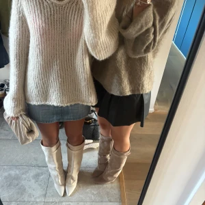 As snygga boots!! - Säljer dessa as snygga boots i ljusbeige (de till vänster)💕 Använd gärna köp nu!