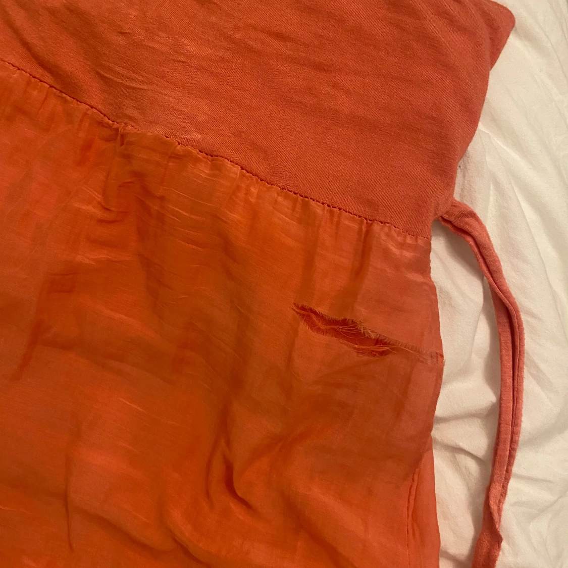 Axelbandslös korallrosa kortklänning - 2