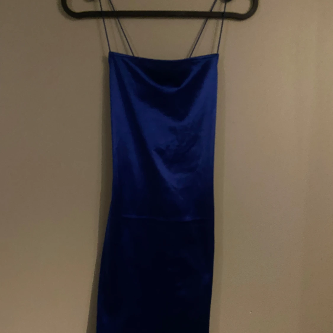 Blå satin klänning från H&M Divided