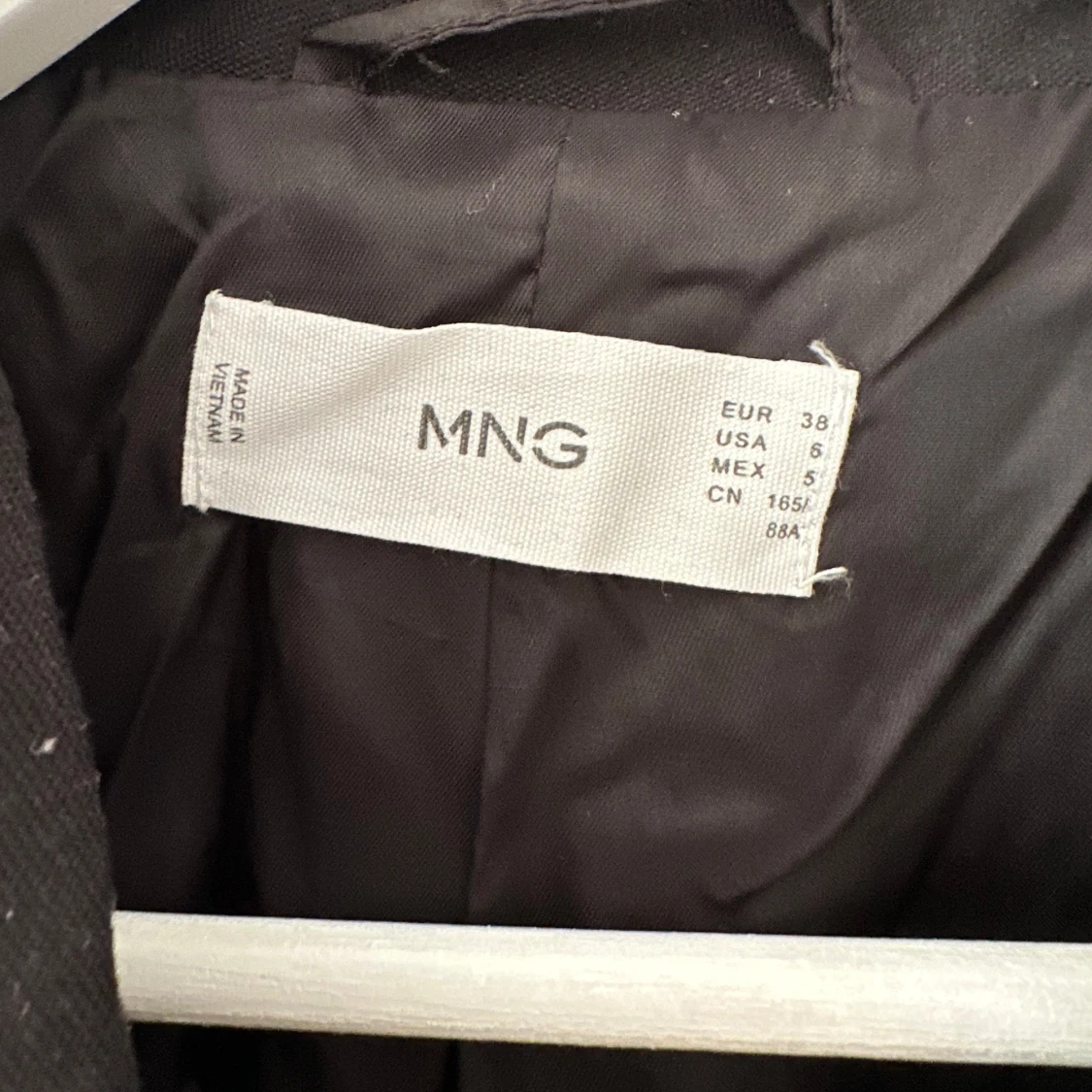 Svart kavaj från MANGO med bälte - 2