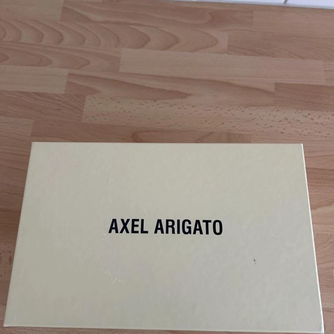 Grå mocka sneakers från Axel Arigato