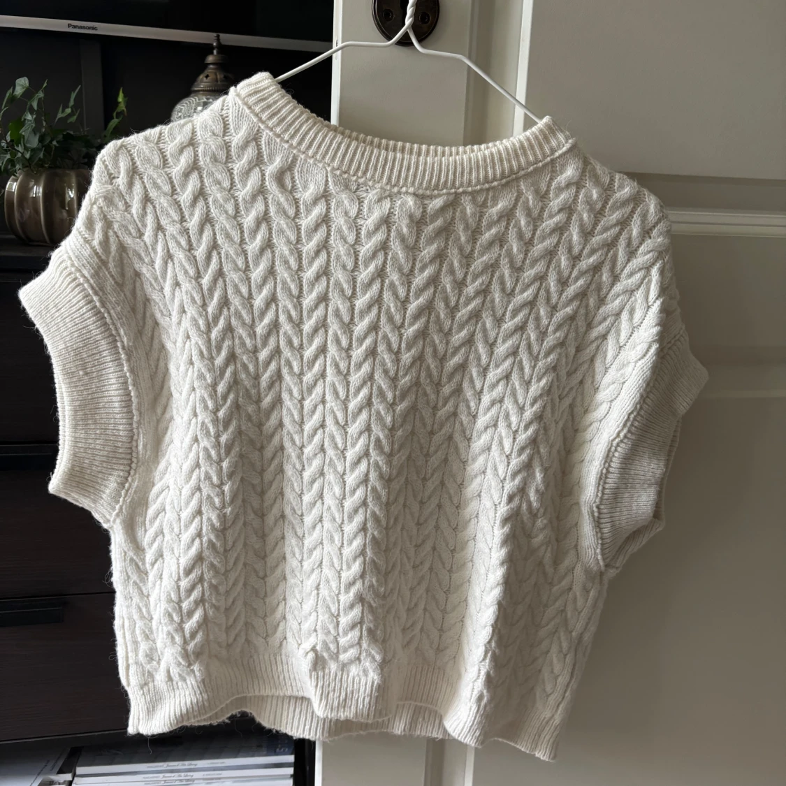 Vit stickad väst från NA-KD