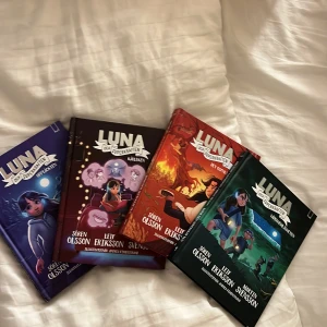 Luna och superkraften (Upptäckten, Kärleken, Det osynliga barnet, Vattenhemligheten) - Följ Luna och hennes vänner i en färgstark, illustrerad serie om superkrafter, vänskap och äventyr. Perfekt för unga som gillar spänning, mystik och att drömma sig bort i fantasifulla berättelser. Passar dig som vill ha både humor och hjärta!