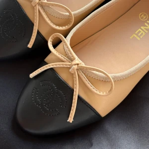 Ballerina Chanel - Klassiska ballerinaskor i beige skinn med svart tå och diskret CC-logo. Använda 1 timme. Tidlösa och så fina men tyvärr för små för mig 🥹