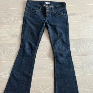 Flaire jeans - Snygga jeans som är utsvängda. Bra kvalité. Midjemått: 43 cm (mätt som på bild 3) inneben: 78 cm 💕